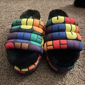 UGG PRIDE MAXI SLIDES